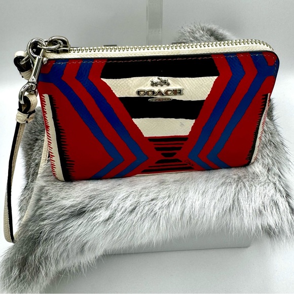 Coach Wristlet RARE Aztec Pattern - Picture 11 of 11